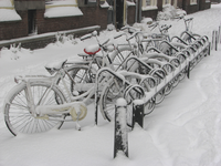 872009 Afbeelding van zwaar besneeuwde fietsen in het fietsenrek voor het Volksbuurtmuseum Wijk C (Waterstraat 27) te ...